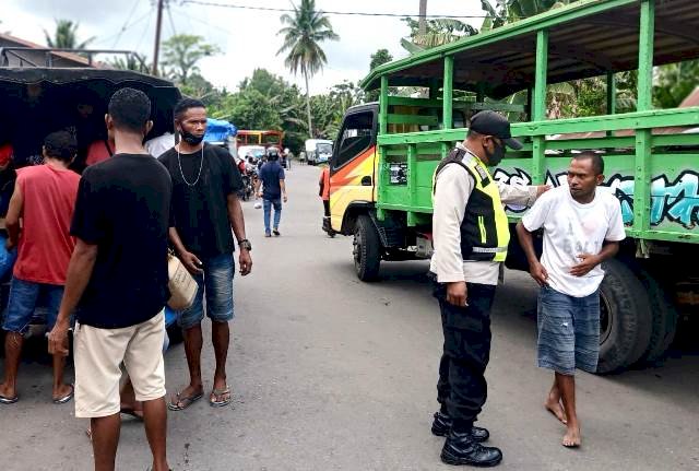 Patroli Pasar, Bhabinkamtibmas Tak Lupa Untuk Selalu Berikan Imbauan Kamtibmas dan Protokol Kesehatan