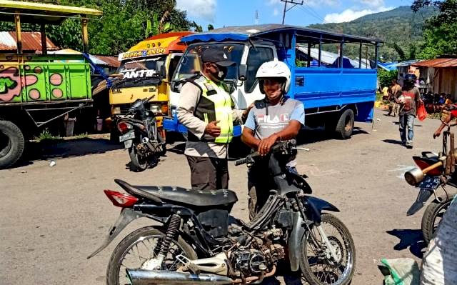 Tetap Kondusif, Bhabinkamtibmas Bripka Semarno Rutin Lakukan Patroli Pasar