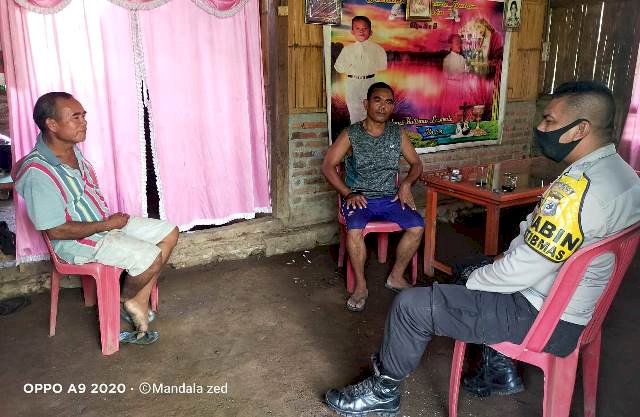 Bhabinkamtibmas Bripka Mandala SambangI Rumah Warga Desa Binaannya