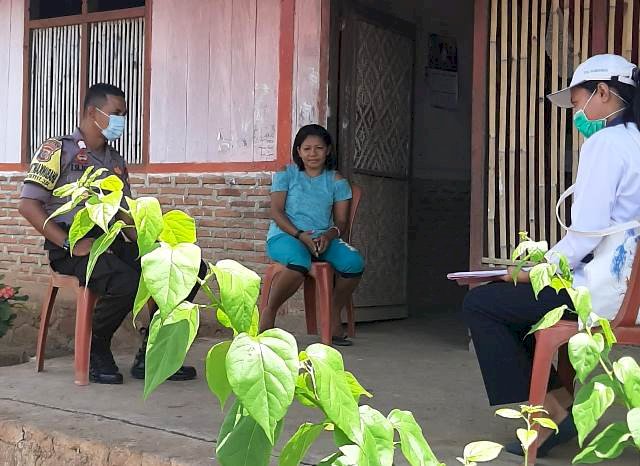 Bersinergi, Bhabinkamtibmas Bersama Petugas Kesehatan Lakukan Penyuluhan