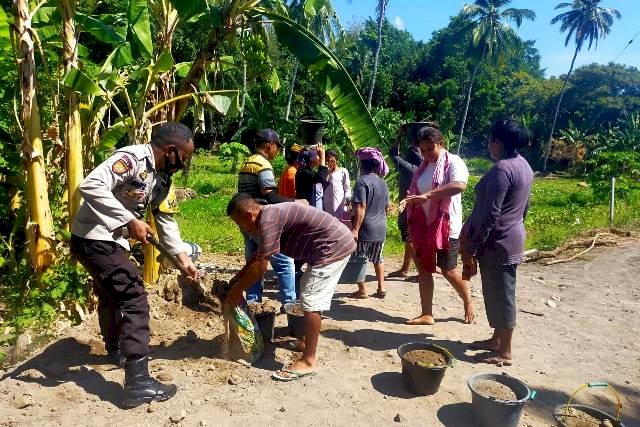 Demi Membantu Warga, Bhabinkamtibmas Bripka Don Bosko Rela Seragamnya Kotor