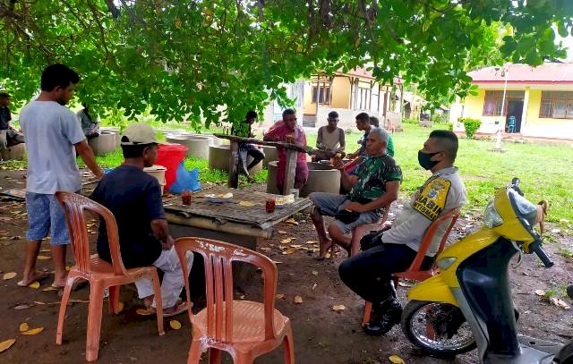 Jalin Silaturahmi, Bhabinkamtibmas Bripka Mandala Sambangi Kepala Desa