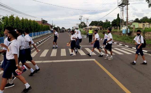 Pelayanan Prima, Sat Lantas Polres Flotim Atur Lalin