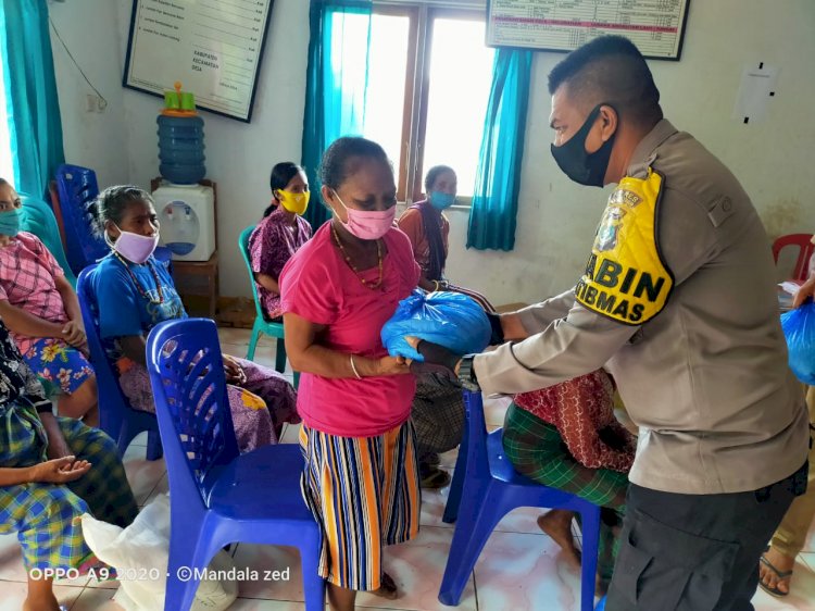 Serahkan Bansos, Bhabinkamtibmas Bripka Mandala Lakukan Secara Door To Door