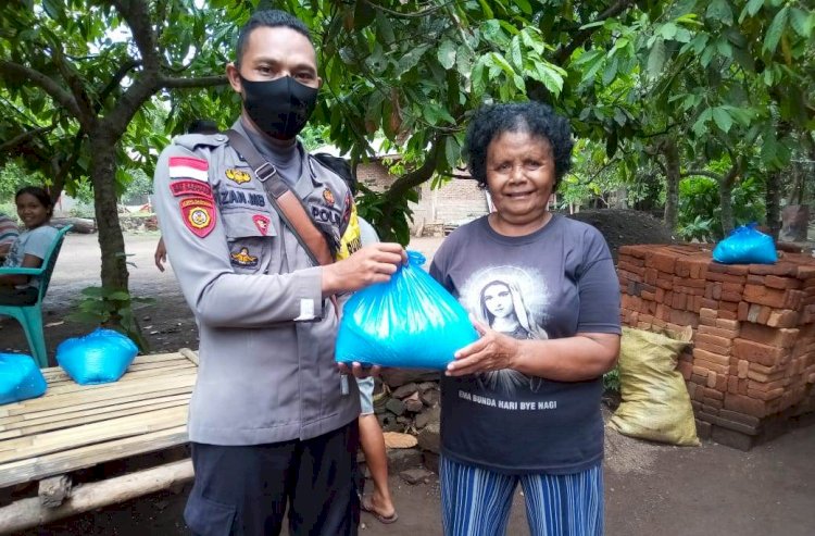 Bansos Polri, Bhabinkamtibmas Serahkan Kepada Warga Kurang Mampu Terdampak Covid-19