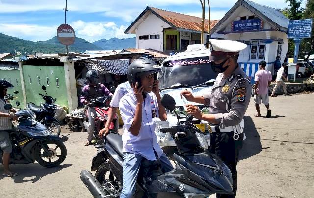 Cegah Covid-19, Sat Lantas Polres Flotim Berikan Himbauan Gunakan Masker