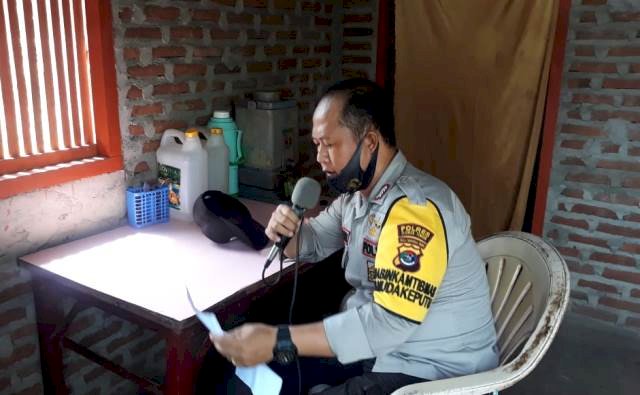 Menggunakan Pengeras Suara Bhabinkamtibmas Beri Himbauan Kamtibmas