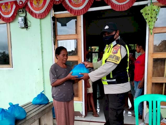 Bhabinkamtibmas Bantu Penyaluran Bansos Polri Kepada Warga