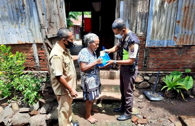 Peduli Covid-19, Bhabinkamtibmas Bersama Lurah Dan Babinsa Salurkan Bansos Polri