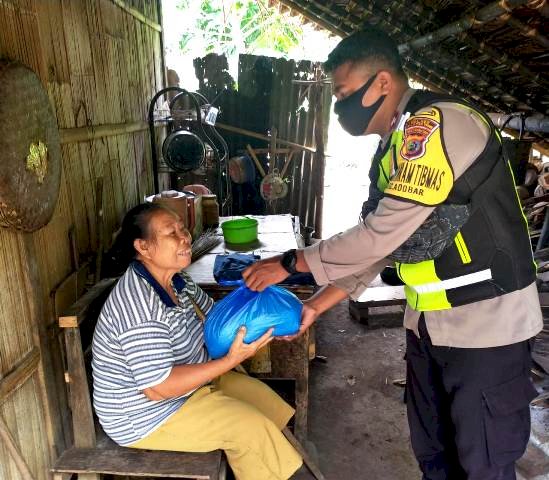 Bhabinkamtibmas Desa Waitukan Bripda Antonius Serahkan Bansos Polri Kepada Masyarakat