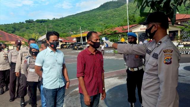 Deteksi Dini Penyebaran Virus Corona, Urkes Polres Flotim Lakukan Screning Suhu Tubuh Personilnya