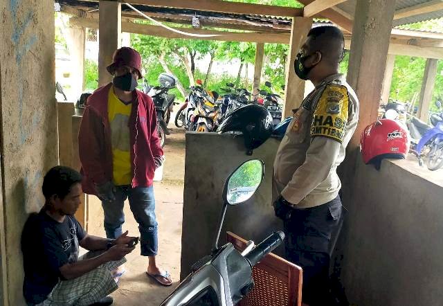 Bhabinkamtibmas Berikan Himbauan Serta Mengajak Masyarakat Untuk Selalu Waspada Tanggap Terhadap Cuaca Ekstrem Saat Ini