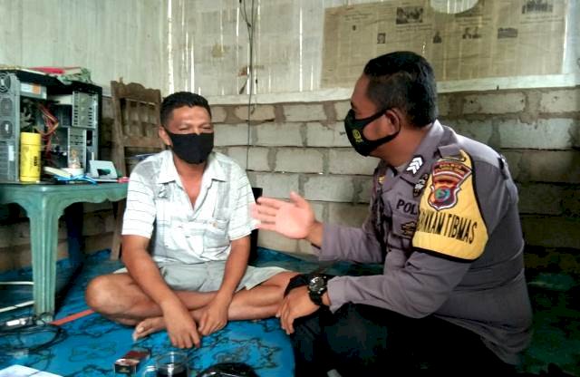 Bhabinkamtibmas Brigpol Yulianus Melaksanakan Giat Sambang Rumah Warga Desa Binaannya