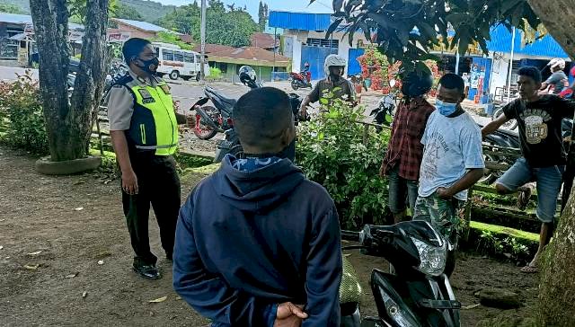 Sambang Komunikasi Dengan Tukang Ojek, Bhabinkamtibmas Sampaikan Pesan Kamtibmas