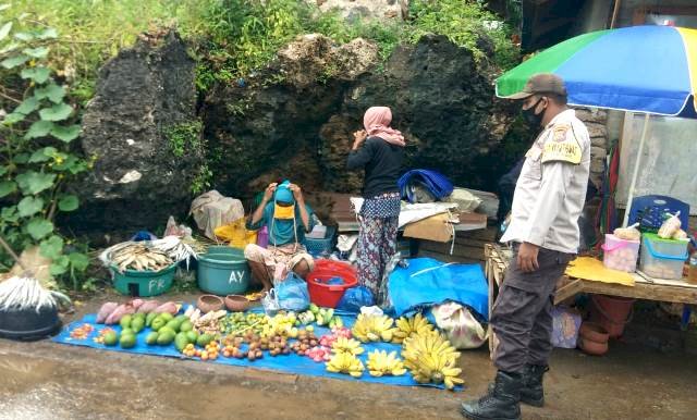 Pemantauan Dan Himbauan Kepada Pengunjung dan Pedagang Pasar Tentang Terkait Adaptasi Kebiasaan Baru Oleh Bhabinkamtibmas Bripka Rofinus Naja
