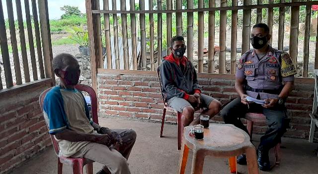 Cegah Berita Hoax, Bhabinkamtibmas Sambangi Warganya Himbau Jangan Terprovokasi Dengan Berita Bohong Terkait Vaksinasi Covid-19