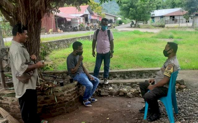 Lakukan Patroli, Bhabinkamtibmas Memantau Situasi Kamtibmas Di Desa Binaannya