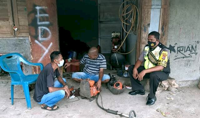 Dimanapun Bisa, Bhabinkamtibmas Laksanakan Giat Sambang Dan Komonikasi Di Salah Satu Bengkel Motor Sampaikan Himbauan Prokes