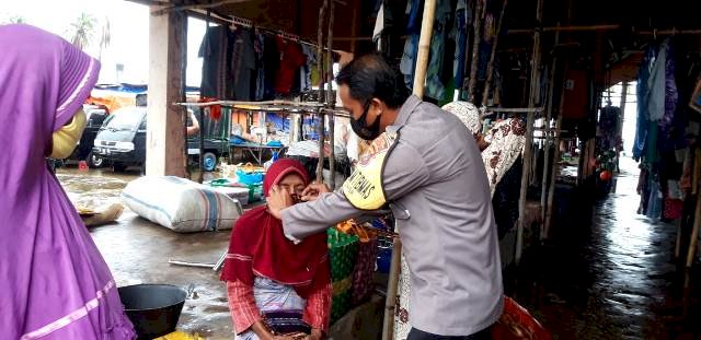Bhabinkamtibmas Bripka Junaedi Prianto Lakukan Patroli Terhadap Pengunjung Pasar Mingguan Disiplin Terapkan Prokes