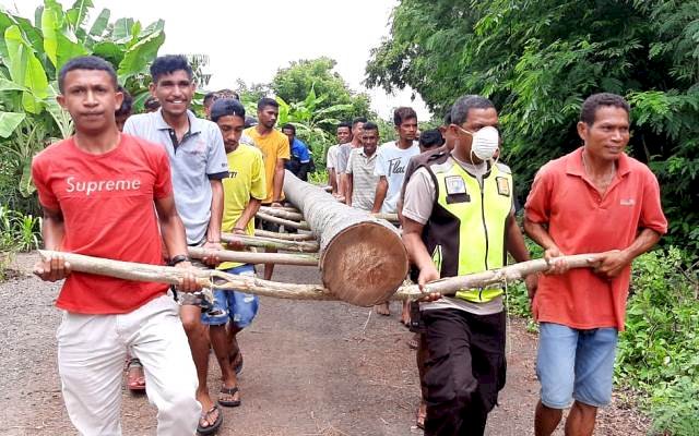 Gotong Royong, Bhabinkamtibmas Bersama Warga Lakukan Pembangunan Jembatan Yang Terputus Akibat Hujan