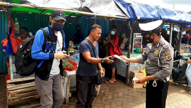 Sat Lantas Polres Flotim Bagi Masker Untuk Pengguna Jalan Yang Tidak Menggunakan Masker