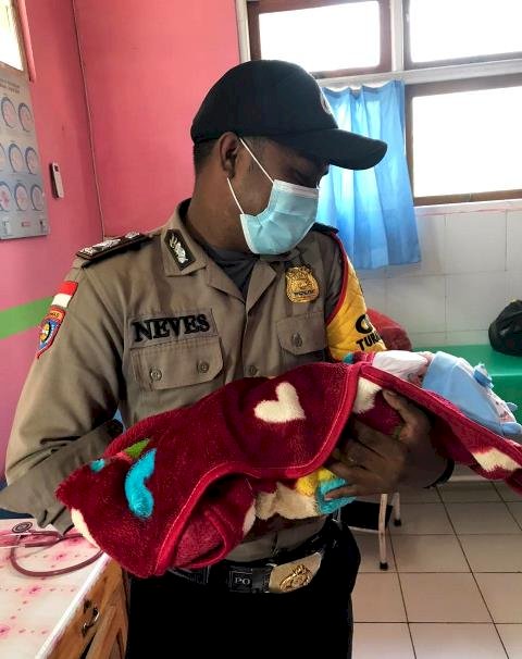 Aksi Heroik Bhabinkamtibmas Polres TTU Bantu Persalinan Seorang Ibu di Mobil Dinas Sat Binmas