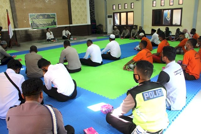 Peringati Isra Mi'raj, Polres Flotm Bersama Para Tahanan Lakukan Binrohtal