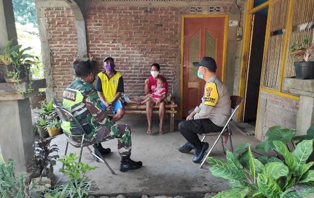 Jaga Sikon Tetap Kondusif, Bhabinkamtibmas Bersama Babinsa Lakukan Sambang Desa Binaan