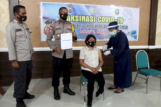 Vaksin Aman dan Halal, Polres Flotim Lakukan Vaksin Covid 19 Tahap Kedua