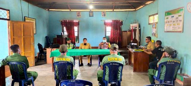 Bersinergi, Babinkamtibmas Bersama Babinsa Beri Pembekalan Linmas