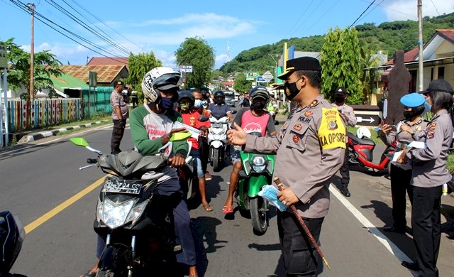 Pantau Penerapan PPKM Berbasis Mikro, Polres Flotim Bagikan Masker Gratis