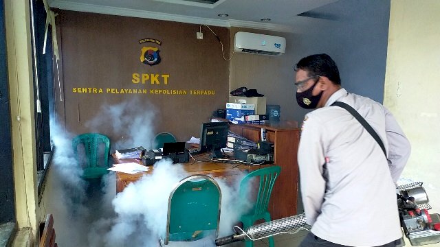 Antisipasi DBD, Kapolres Polres Flotim Perintahkan Urkes Untuk Fogging Dikantor dan Sekitarnya