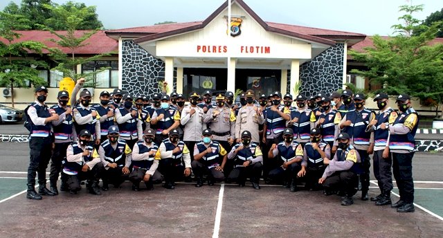 Beri Motivasi, kapolres flotim serahkan Rompi dan Jaket Untuk Bhabinkamtibmas
