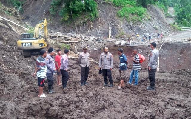 Peduli Bencana Alam, Kapolres Flotim Tinjau Jalan Yang Putus Akibat Banjir Bandang Dan Tanah Longsor
