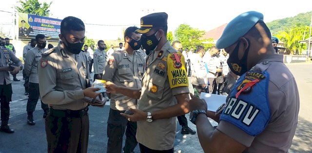 Wakapolres Flotim Bersama Propam Sidak Sikap Tampang Kelengkapan Anggotanya
