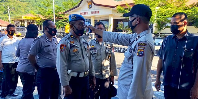 Antisipasi Penularan Covid-19, Urkes Polres Flotim Lakukan Screning Suhu Tubuh