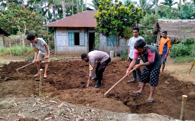 Peduli Warga Binaannya, Bhabinkamtibmas Bantu Pembuatan Pondasi Rumah