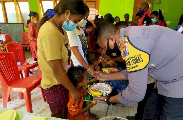 Peduli Stunting, Bhabinkamtibmas Hadiri Pendistribusian PMT
