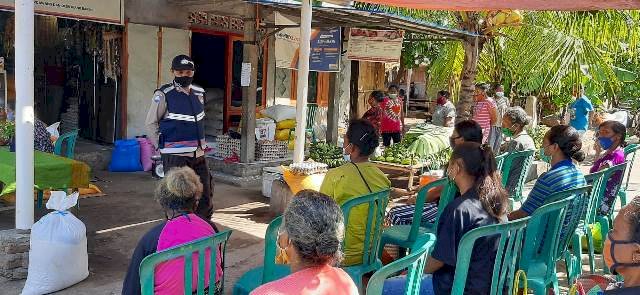 Hadiri Giat Pembagian BPNT, Bhabinkamtibmas Sampaikan Pesan Kamtibmas dan Terapkan Prokes