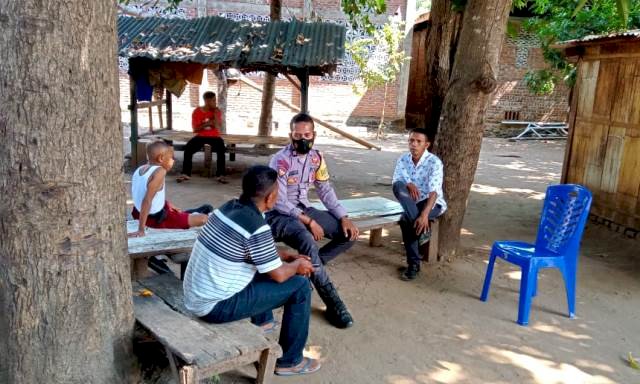 Dalam Upaya Mencegah Terjadinya Gangguan Kamtibmas Diwilayah Binaannya Bhabinkamtibmas Lakukan Giat Sambang