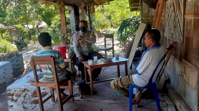 Dalam Rangka Pemeliharaan Kamtibmas di Desa Binaan Bhabinkamtibmas Bripka YULIANUS IRWAN DOMAL Rutin Patroli Sambang