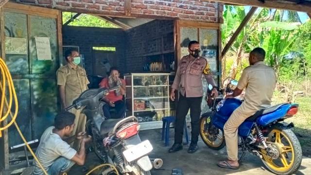 Monitor Kamtibmas Bhabinkamtibmas Sambang Ketempat Usaha Tambal Ban Didesa Binaan