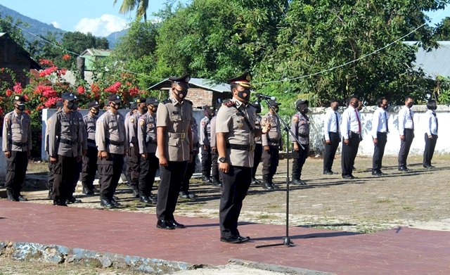 Peringati Hari Bhayangkara Ke-75, Polres Flotim Gelar Upacara Ziarah di TMP Lapak Tanah