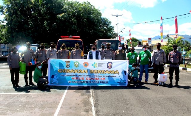 Peduli Covid-19, Polres Flotim Bersama Dinas Terkait Lakukan Penyemprotan Disinvektan