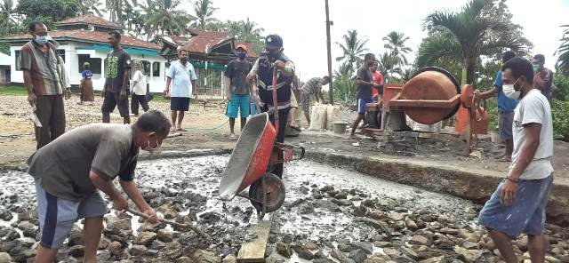 Peduli Desa Binaannya, Bhabinkamtibmas Bripka Abidin Sudin Bantu Warga Kerja Bakti Pembangunan Jalan