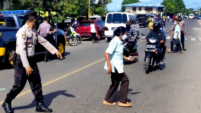 Rutin, Sat Sabhara Polres Flotim Lakukan Patroli Sekaligus Himbauan Prokes Covid-19