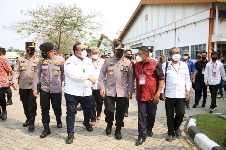 Tinjau Vaksinasi Buruh, Kapolri Harap Pertumbuhan Ekonomi Membaik