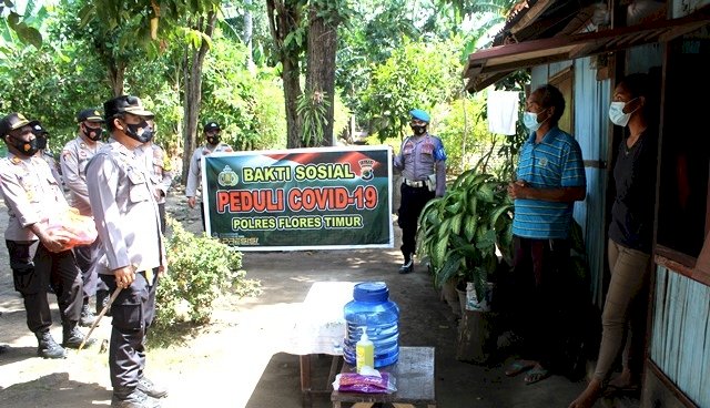 Peduli Warga Yang Terpapar Covid-19, Polres Flotim Berikan Bansos
