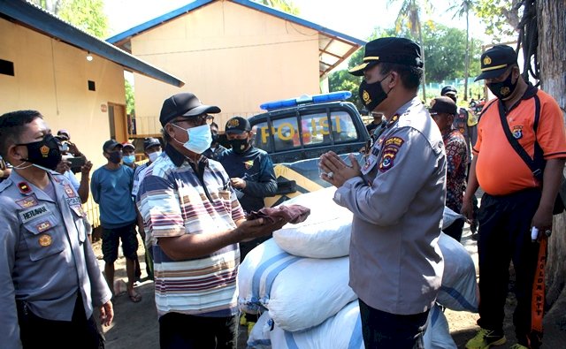 Kembali Turun Ke Lokasi Pasca Bencana, Polres Flotim Serahkan Bansos