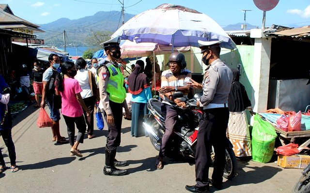 Upaya Menekan Penyebaran Covid-19, Polres Flotim Terapkan PPKM Kepada Pengunjung Pasar